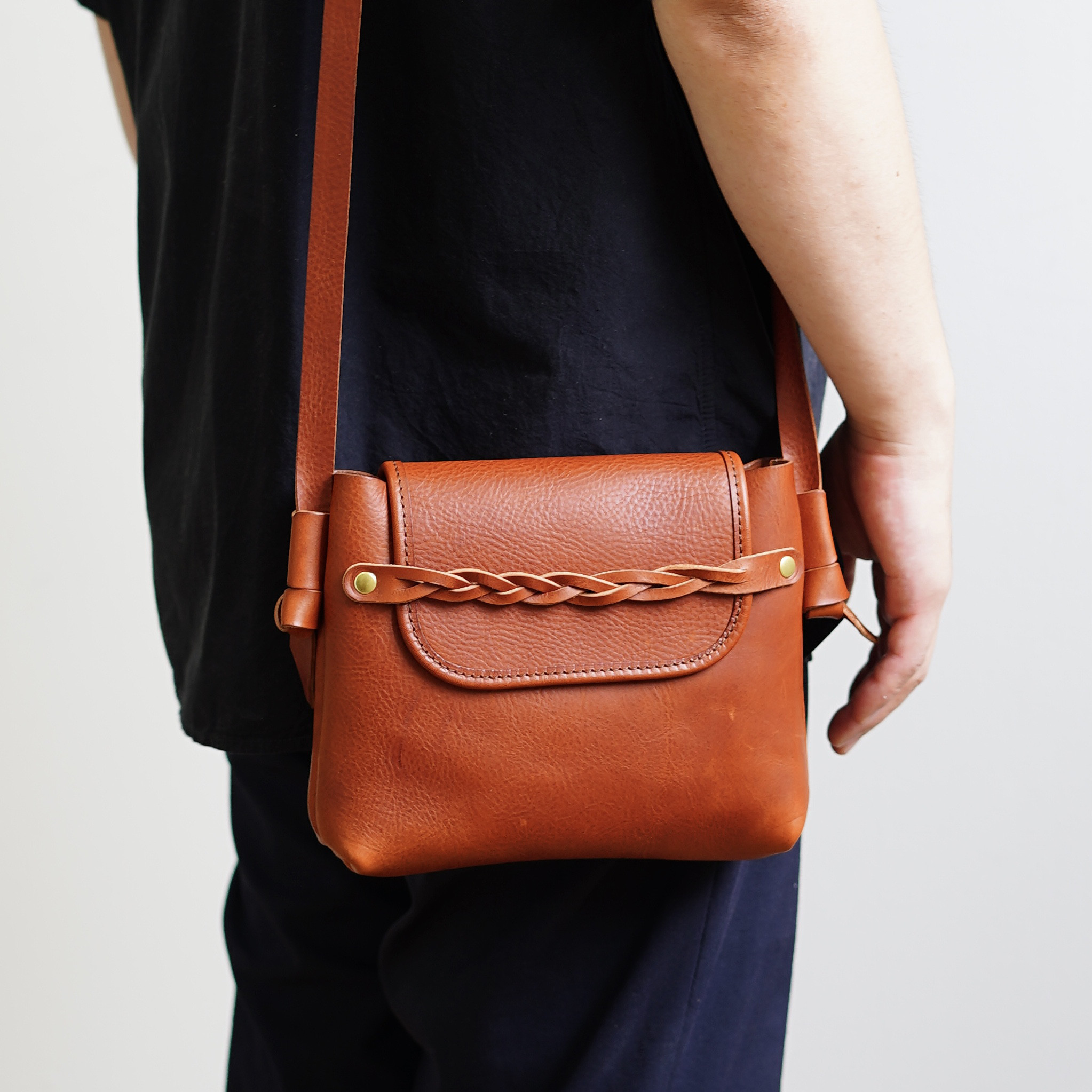 美品 PAPAS＋ パパス プラス オールレザー ショルダーバッグ サコッシュ 美品 PAPAS＋ パパス プラス オールレザー ショルダーバッグ