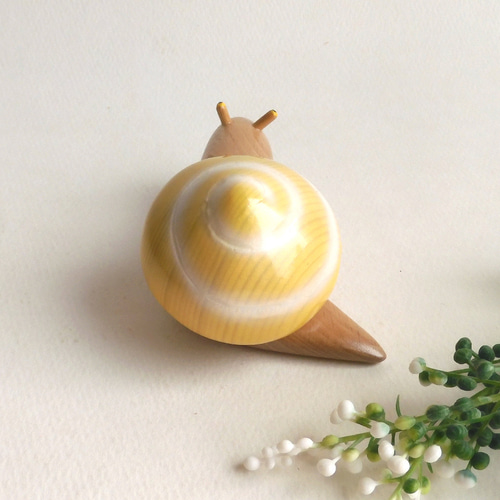 カタツムリ 黄 (☆台付き) wooden snail その他置物 工房西岡 通販