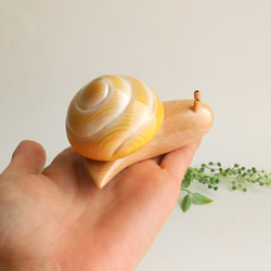カタツムリ 黄  (★台付き)  wooden snail 8枚目の画像