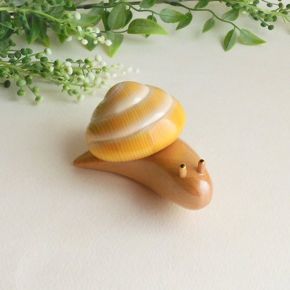 カタツムリ 黄  (★台付き)  wooden snail 2枚目の画像