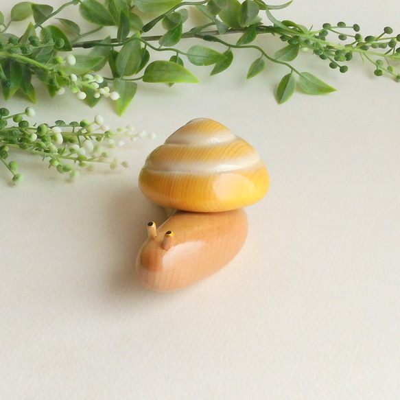 カタツムリ 黄  (★台付き)  wooden snail 7枚目の画像