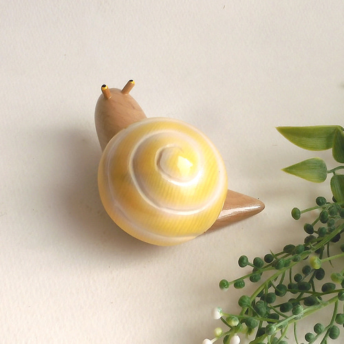 カタツムリ 黄 (☆台付き) wooden snail その他置物 工房西岡 通販