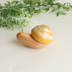 カタツムリ 黄  (★台付き)  wooden snail 3枚目の画像