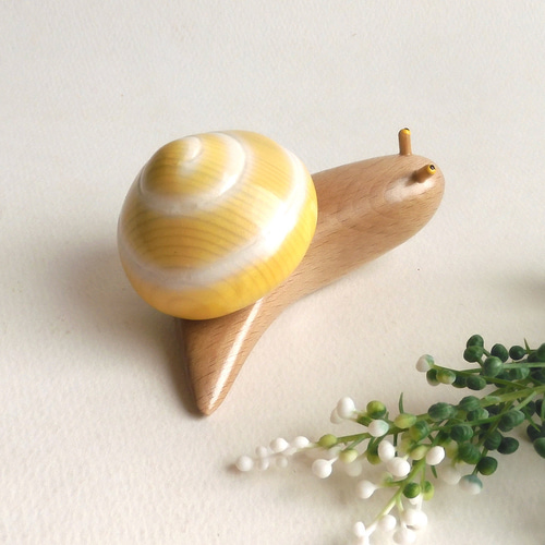 カタツムリ 黄 (☆台付き) wooden snail その他置物 工房西岡 通販