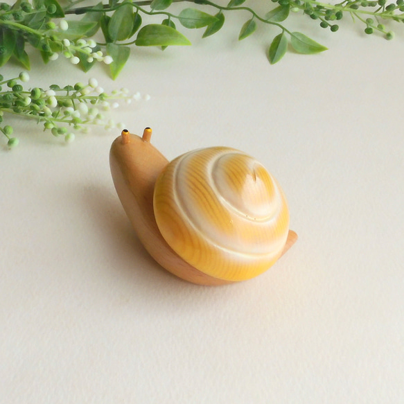 カタツムリ 黄  (★台付き)  wooden snail 4枚目の画像