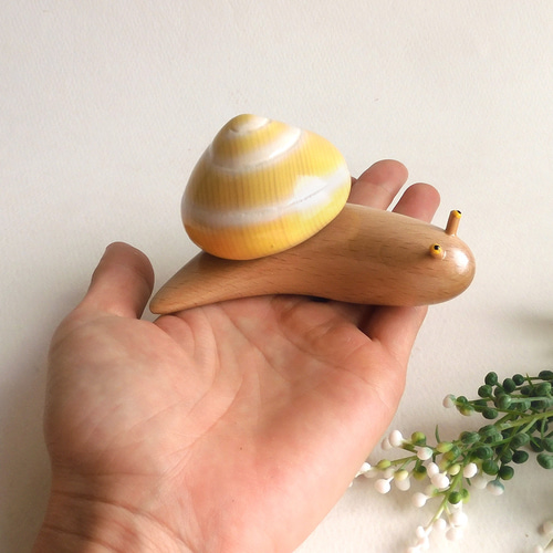 カタツムリ 黄 (☆台付き) wooden snail その他置物 工房西岡 通販
