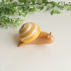 カタツムリ 黄  (★台付き)  wooden snail 6枚目の画像