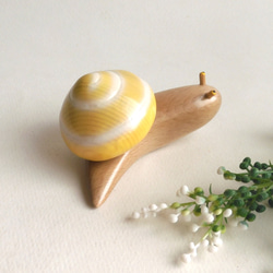 カタツムリ 黄 (☆台付き) wooden snail その他置物 工房西岡 通販