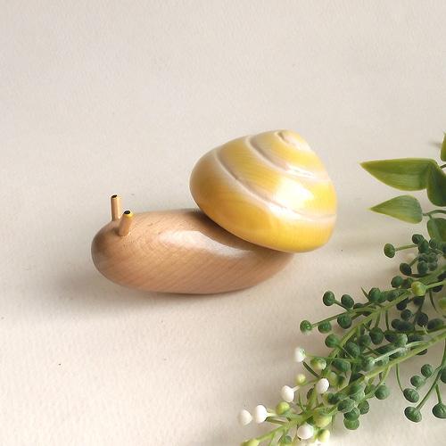 カタツムリ 黄 (☆台付き) wooden snail その他置物 工房西岡 通販