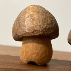 キノコの置物 木彫り 2体セット 台付き（素材：胡桃/チェリー/ウォルナット）（No.S2010） 11枚目の画像