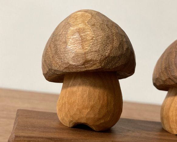 キノコの置物 木彫り 2体セット 台付き（素材：胡桃/チェリー/ウォルナット）（No.S2010） 11枚目の画像