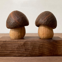 キノコの置物 木彫り 2体セット 台付き（素材：胡桃/チェリー/ウォルナット）（No.S2010） 5枚目の画像