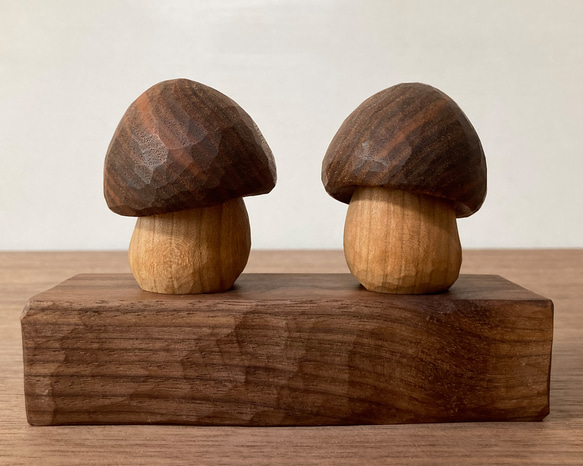 キノコの置物 木彫り 2体セット 台付き（素材：胡桃/チェリー/ウォルナット）（No.S2010） 5枚目の画像