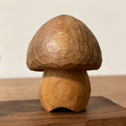 キノコの置物 木彫り 2体セット 台付き（素材：胡桃/チェリー/ウォルナット）（No.S2010） 12枚目の画像