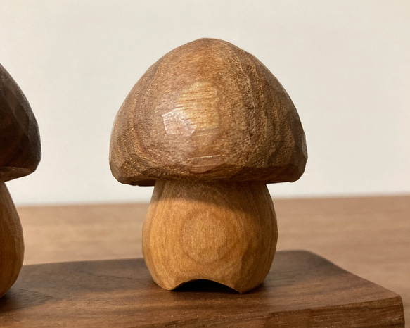 キノコの置物 木彫り 2体セット 台付き（素材：胡桃/チェリー/ウォルナット）（No.S2010） 12枚目の画像