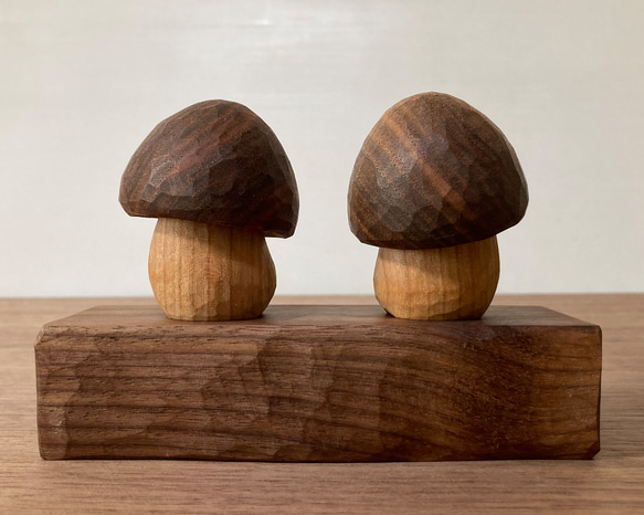 キノコの置物 木彫り 2体セット 台付き（素材：胡桃/チェリー/ウォルナット）（No.S2010） 6枚目の画像