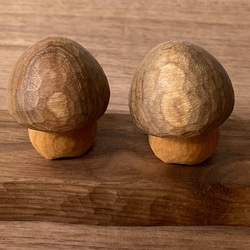 キノコの置物 木彫り 2体セット 台付き（素材：胡桃/チェリー/ウォルナット）（No.S2010） 7枚目の画像