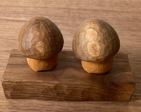 キノコの置物 木彫り 2体セット 台付き（素材：胡桃/チェリー/ウォルナット）（No.S2010） 7枚目の画像
