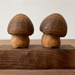 キノコの置物 木彫り 2体セット 台付き（素材：胡桃/チェリー/ウォルナット）（No.S2010） 4枚目の画像