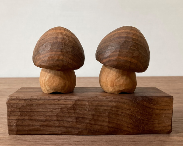 キノコの置物 木彫り 2体セット 台付き（素材：胡桃/チェリー/ウォルナット）（No.S2010） 4枚目の画像
