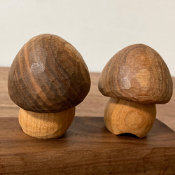 キノコの置物 木彫り 2体セット 台付き（素材：胡桃/チェリー/ウォルナット）（No.S2010） 13枚目の画像
