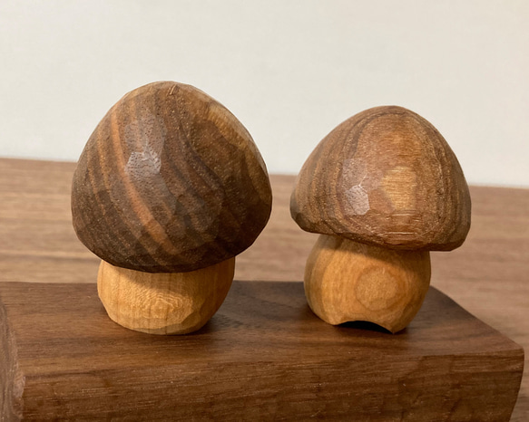 キノコの置物 木彫り 2体セット 台付き（素材：胡桃/チェリー/ウォルナット）（No.S2010） 13枚目の画像