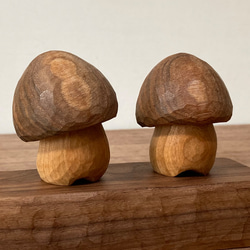 キノコの置物 木彫り 2体セット 台付き（素材：胡桃/チェリー/ウォルナット）（No.S2010） 3枚目の画像