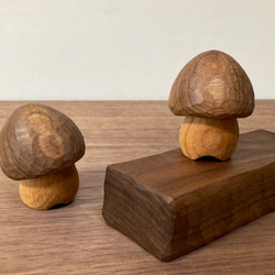 キノコの置物 木彫り 2体セット 台付き（素材：胡桃/チェリー/ウォルナット）（No.S2010） 9枚目の画像