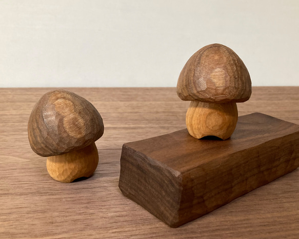 キノコの置物 木彫り 2体セット 台付き（素材：胡桃/チェリー/ウォルナット）（No.S2010） 9枚目の画像