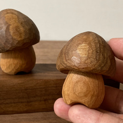 キノコの置物 木彫り 2体セット 台付き（素材：胡桃/チェリー/ウォルナット）（No.S2010） 10枚目の画像