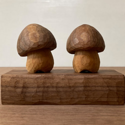 キノコの置物 木彫り 2体セット 台付き（素材：胡桃/チェリー/ウォルナット）（No.S2010） 2枚目の画像