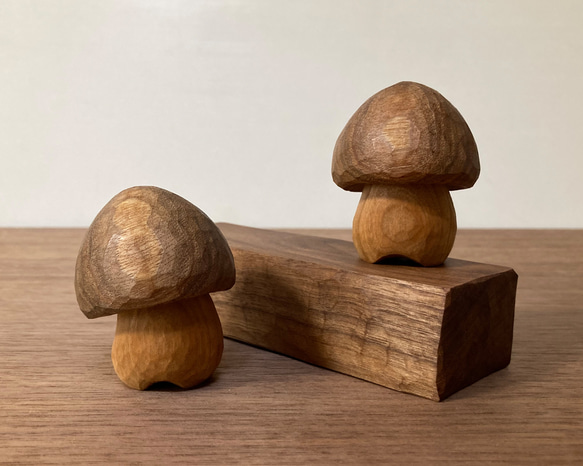 キノコの置物 木彫り 2体セット 台付き（素材：胡桃/チェリー/ウォルナット）（No.S2010） 1枚目の画像