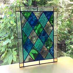 ステンドグラス「菱形紫枠」 ステンドグラス「菱形紫枠」 ステンドガラスの歴史とデザイン