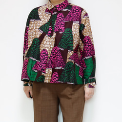 フロントタックシャツ アフリカンプリント  きちんと見えのリラックスシルエット ブラウン系ワントーンコーデに！ 4枚目の画像