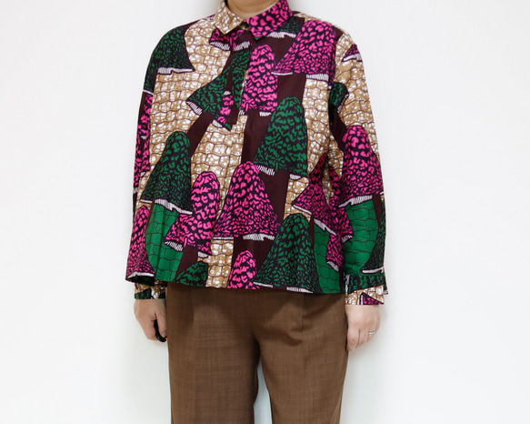 フロントタックシャツ アフリカンプリント  きちんと見えのリラックスシルエット ブラウン系ワントーンコーデに！ 4枚目の画像
