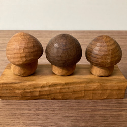 キノコの置物 木彫り 3体セット 台付き（木材：槐/ウォルナット/山桜/チェリー）（No.S3001） 6枚目の画像