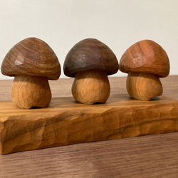 キノコの置物 木彫り 3体セット 台付き（木材：槐/ウォルナット/山桜/チェリー）（No.S3001） 3枚目の画像