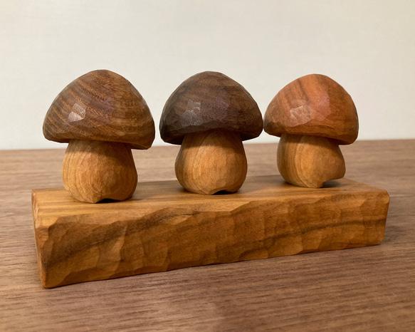 キノコの置物 木彫り 3体セット 台付き（木材：槐/ウォルナット/山桜/チェリー）（No.S3001） 3枚目の画像