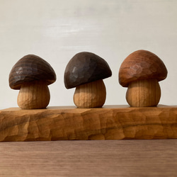 キノコの置物 木彫り 3体セット 台付き（木材：槐/ウォルナット/山桜/チェリー）（No.S3001） 8枚目の画像