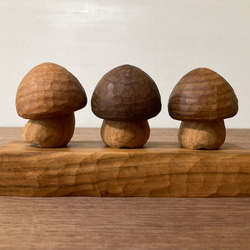 キノコの置物 木彫り 3体セット 台付き（木材：槐/ウォルナット/山桜/チェリー）（No.S3001） 5枚目の画像
