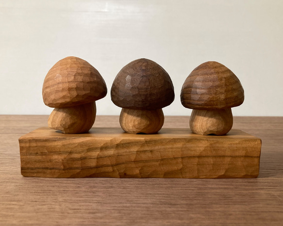 キノコの置物 木彫り 3体セット 台付き（木材：槐/ウォルナット/山桜/チェリー）（No.S3001） 5枚目の画像