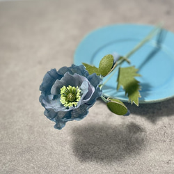 布花飾れるブルーポピーの花一輪 3枚目の画像