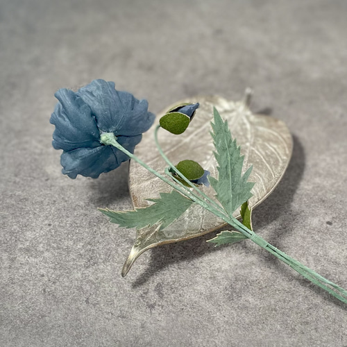 布花飾れるブルーポピーの花一輪 アートフラワー 布花工房 rome325325