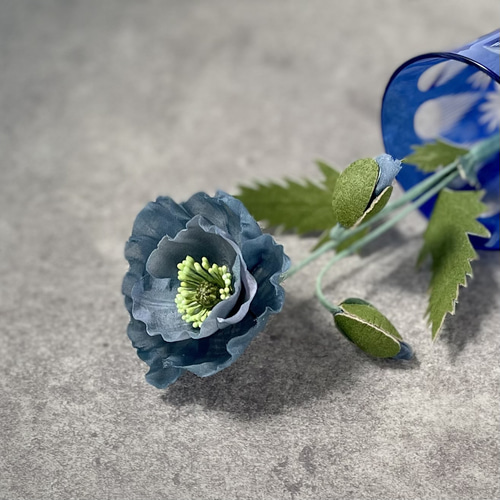 布花飾れるブルーポピーの花一輪 アートフラワー 布花工房 rome325325