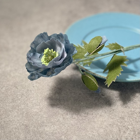 布花飾れるブルーポピーの花一輪 6枚目の画像