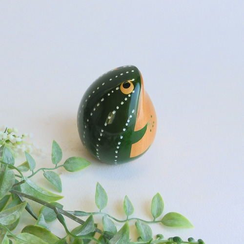 小さなカエルが取手の蓋付き菓子器 青貝の象嵌付き　木製です 小さなカエルが取手の蓋付き菓子器 青貝の象嵌付き 木製です