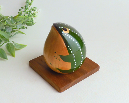 丸いカエル (☆台付き) wood frog その他置物 工房西岡 通販