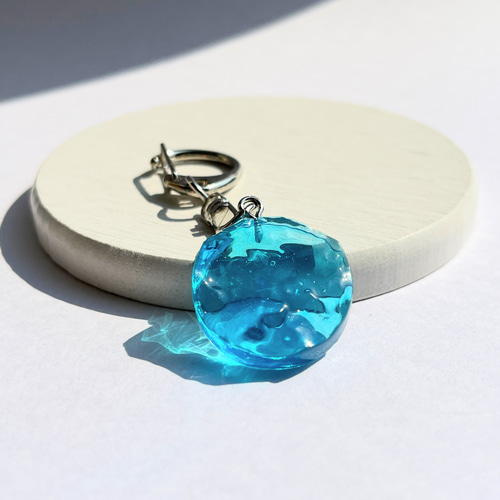 コバルトブルーの水面キーホルダー / 海 / レジン その他アクセサリー