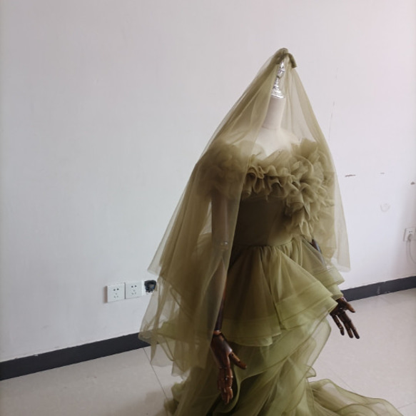 オリーブグリーン（カーキ）カラードレス ソフトチュール ビスチェ 柔らかく重ねたチュールスカート+ミドルベール /結婚式 16枚目の画像