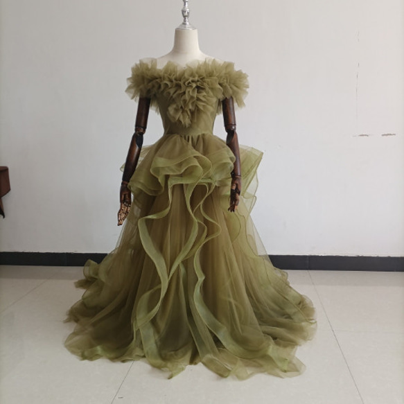 オリーブグリーン（カーキ）カラードレス ソフトチュール ビスチェ 柔らかく重ねたチュールスカート+ミドルベール /結婚式 1枚目の画像